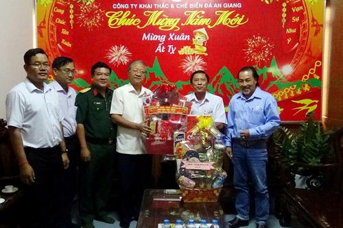 Lãnh đạo huyện Tri Tôn chúc Tết doanh nghiệp trên địa bàn huyện