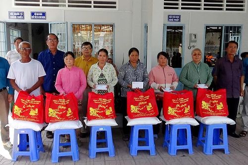 Tặng quà Tết cho nạn nhân chất độc da cam huyện Tri Tôn