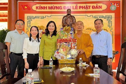 Tặng quà Tết Trưởng ban Công tác mặt trận khóm, ấp trên địa bàn huyện Thoại Sơn