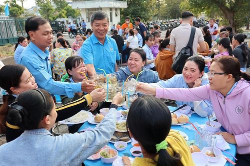 300 công nhân hoàn cảnh khó khăn dự 'Tết sum vầy - Xuân ơn Đảng' ở khu công nghiệp