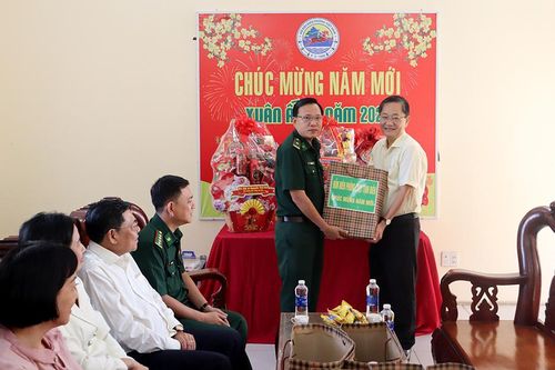 Phó Chủ tịch UBND tỉnh An Giang Ngô Công Thức đón Tỉnh trưởng tỉnh Takeo sang chúc Tết
