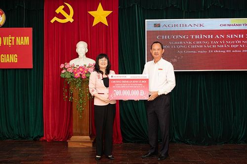 Agribank chi nhánh An Giang hỗ trợ 700 triệu đồng tặng quà Tết người nghèo