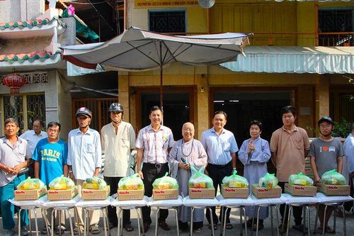 Chùa Pháp Hoa tặng 500 phần quà Tết cho người dân