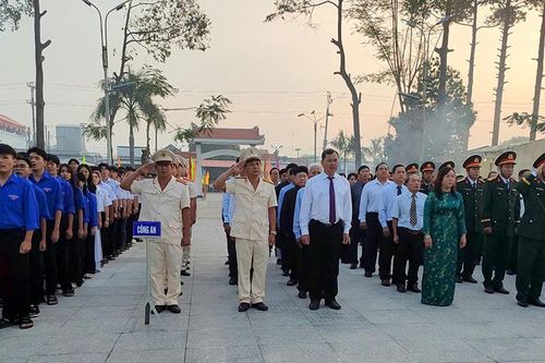 Lãnh đạo huyện Phú Tân viếng nghĩa trang liệt sĩ