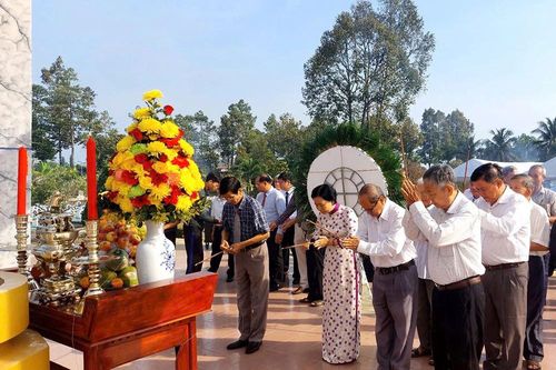 Viếng Nghĩa trang Liệt sĩ huyện Châu Phú dịp Tết Nguyên đán 2025