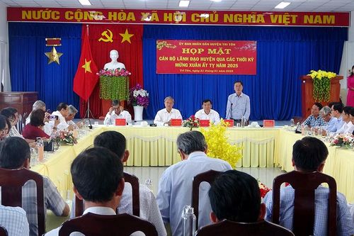 Tri Tôn họp mặt nguyên lãnh đạo huyện mừng Xuân Ất Tỵ