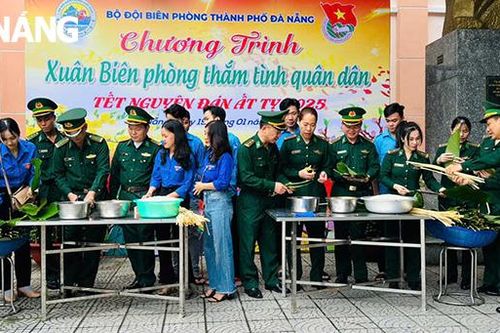 Chương trình gói bánh chưng 'Xuân biên phòng - Nghĩa tình đồng đội'