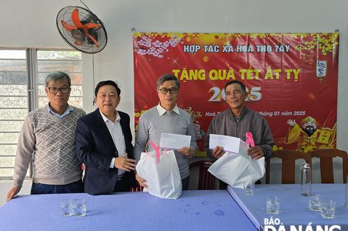 Các cơ quan, đơn vị trao tặng quà nhân dịp Tết Nguyên đán