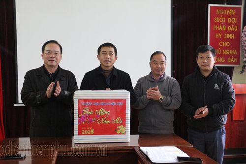 Phó Bí thư Thường trực Tỉnh ủy Mùa A Sơn thăm, chúc tết tại xã Sín Chải