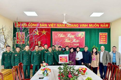 Đồng chí Giàng Thị Hoa chúc tết một số đơn vị, gia đình chính sách huyện Điện Biên