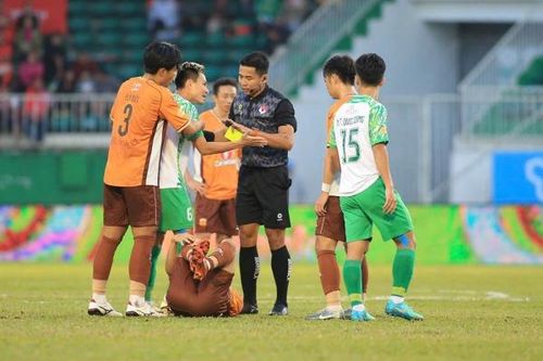 Sân cỏ hay võ đài?