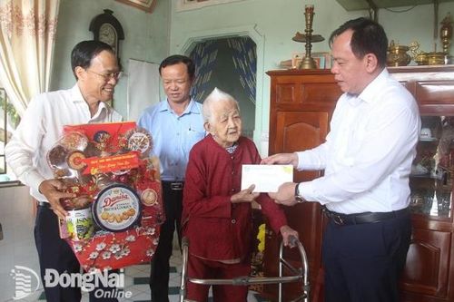 Chủ tịch UBND tỉnh Võ Tấn Đức thăm, tặng quà Tết cho các mẹ Việt Nam anh hùng và dâng hương tại các đền thờ, nghĩa trang liệt sĩ