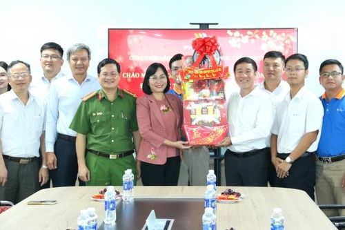 Phó chủ tịch UBND tỉnh Nguyễn Thị Hoàng thăm và chúc Tết các doanh nghiệp, công trình trọng điểm