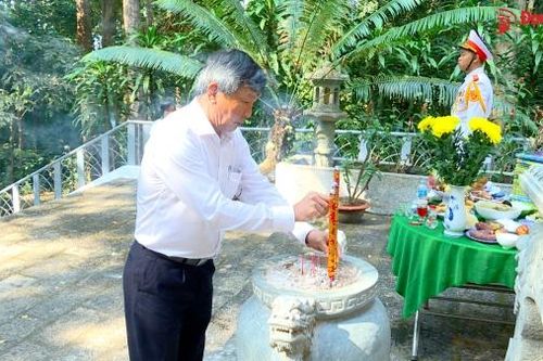 Lãnh đạo tỉnh viếng nghĩa trang liệt sĩ và các di tích cách mạng tại Vĩnh Cửu