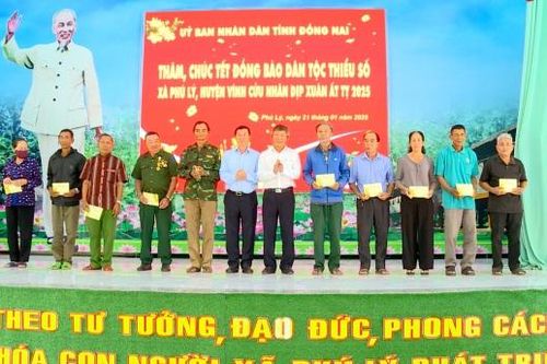 Lãnh đạo tỉnh thăm, chúc Tết đồng bào dân tộc thiểu số và mẹ Việt Nam anh hùng tại Vĩnh Cửu