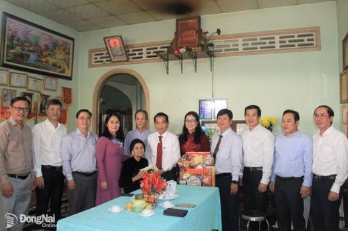 Chủ tịch HĐND tỉnh Thái Bảo dâng hương đền thờ, nghĩa trang liệt sĩ và chúc Tết các Mẹ Việt Nam anh hùng