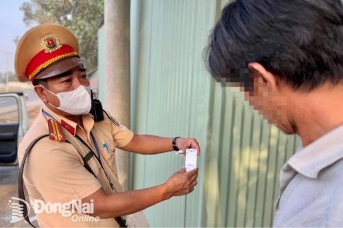 Kiểm tra đột xuất chất kích thích một số tài xế xe tải, xe đầu kéo