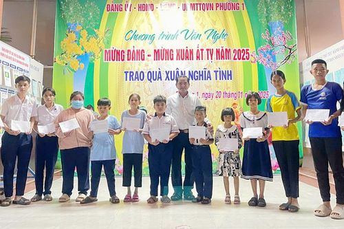 Trao tặng quà Xuân nghĩa tình cho gia đình chính sách, hộ nghèo
