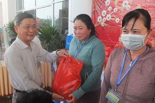 Trao tặng 435 phần quà Tết cho bệnh nhân đang điều trị nội trú
