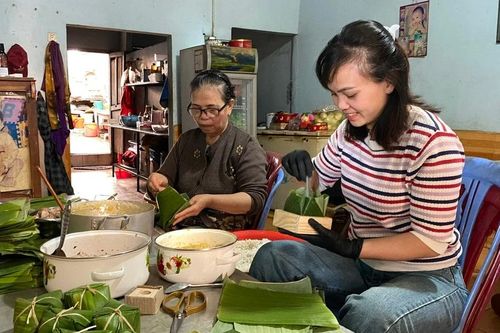 Giữ hương vị truyền thống qua nghề làm bánh ú