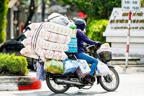 Phạt tới 800 ngàn đồng khi lái xe máy chở hàng cồng kềnh