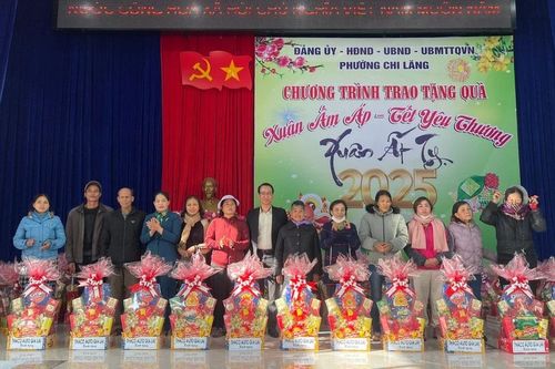 Pleiku: Trao tặng 605 phần quà Tết cho hộ nghèo phường Chi Lăng