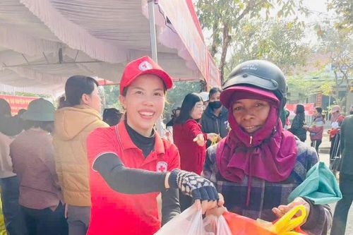 Phú Thiện: Trao 300 suất quà cho hộ nghèo tại chương trình Tết nhân ái 2025