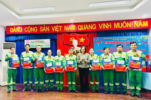Chủ tịch UBMTTQ Việt Nam tỉnh Trần Thu Mai thăm, tặng quà Tết Công ty Cổ phần Môi trường đô thị Nha Trang