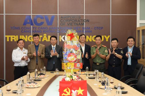 Ông Đinh Văn Thiệu thăm, chúc Tết tại Cảng Hàng không quốc tế Cam Ranh