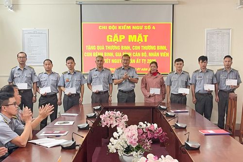 Chi đội Kiểm ngư số 4: Trao quà Tết gia đình chính sách, người dân khó khăn và cán bộ, nhân viên Chi đội