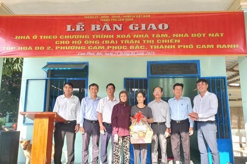 Phường Cam Phúc Bắc: Bàn giao sửa chữa nhà cho một hộ nghèo