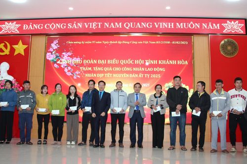 Trao 100 suất quà Tết cho công nhân, lao động có hoàn cảnh khó khăn huyện Cam Lâm