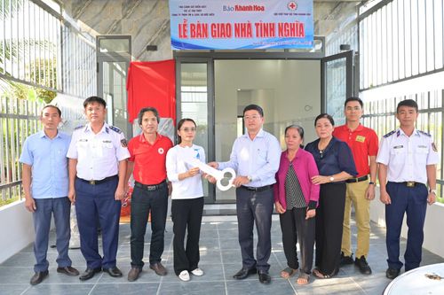 Báo Khánh Hòa và các mạnh thường quân bàn giao nhà tình nghĩa cho hộ cận nghèo xã Suối Cát