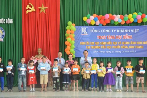 Khatoco trao 61 suất học bổng cho học sinh Trường Tiểu học Phước Đồng