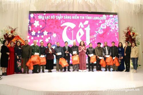 Câu lạc bộ Thắp sáng niềm tin tổ chức chương trình tặng quà và bữa cơm Tết đoàn viên Xuân Ất Tỵ 2025