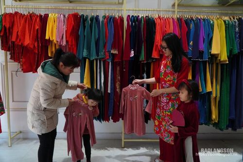 Dịch vụ chụp ảnh, cho thuê áo dài 'hút khách' dịp tết