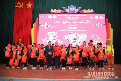 Trao tặng hơn 130 suất quà cho học sinh có hoàn cảnh khó khăn tại huyện Cao Lộc