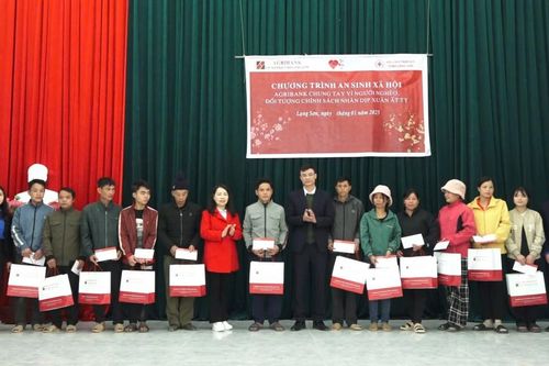 Văn Lãng: Tặng 100 suất quà tết cho các gia đình có hoàn cảnh khó khăn tại xã Hội Hoan