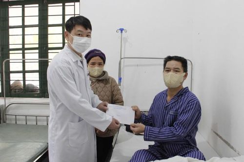 Trao tặng 30 suất quà tết cho bệnh nhân lao có hoàn cảnh khó khăn