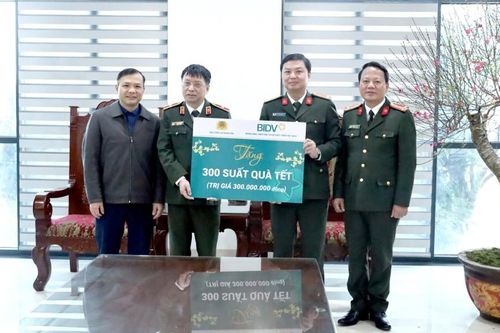 Công an tỉnh Lạng Sơn tiếp nhận 300 suất quà tặng các hộ gia đình có hoàn cảnh khó khăn tại địa phương trước thềm Tết Nguyên đán Ất Tỵ năm 2025