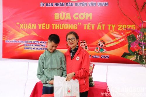 Văn Quan tổ chức chương trình Bữa cơm 'Xuân yêu thương'