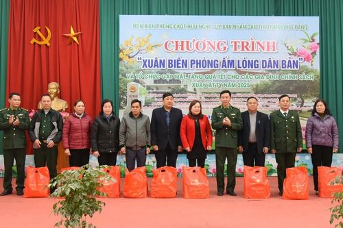 Tặng 394 suất quà tại Chương trình 'Xuân Biên phòng ấm lòng dân bản' năm 2025