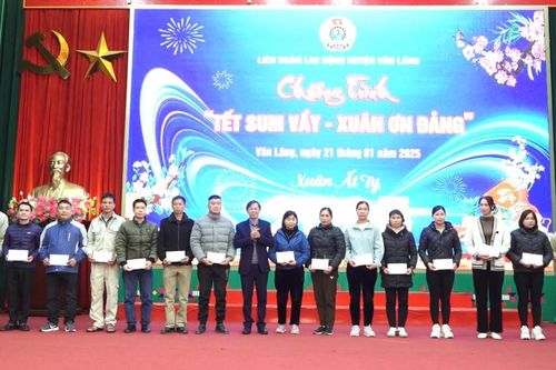 Văn Lãng: 260 đoàn viên, người lao động có hoàn cảnh khó khăn được nhận quà 'Tết sum vầy- Xuân ơn Đảng' năm 2025