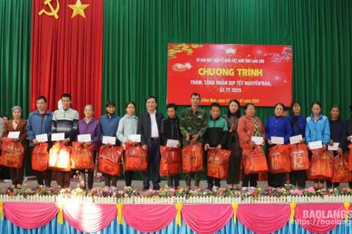 Ủy ban MTTQ tỉnh trao tặng quà tết cho người nghèo, người có uy tín tại huyện Chi Lăng
