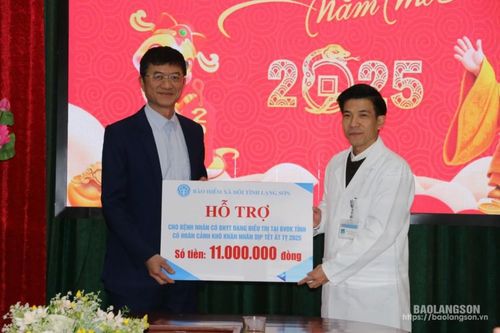 BHXH tỉnh tặng quà tết cho bệnh nhân có hoàn cảnh khó khăn nhân dịp Tết Nguyên đán Ất Tỵ 2025