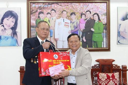 Đoàn công tác của tỉnh thăm, tặng quà thân nhân Anh hùng Lực lượng vũ trang Trần Kim Chiến