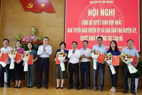 Đạ Huoai: Công bố quyết định hợp nhất Ban Tuyên giáo Huyện ủy và Ban Dân vận Huyện ủy