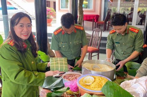 Công đoàn Công an tỉnh tặng bánh chưng cho cán bộ, chiến sĩ trực Tết Nguyên đán Ất Tỵ