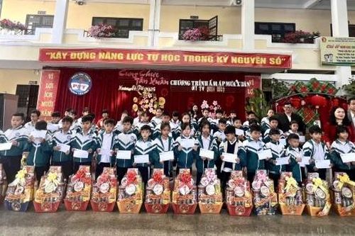 Đà Lạt: Thêm nhiều phần quà Tết Nhân ái đến với học sinh có hoàn cảnh khó khăn
