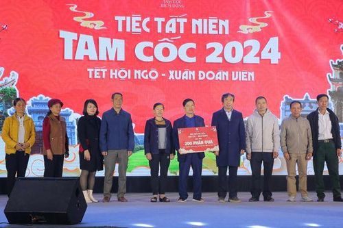 Hơn 2.000 người tham dự tiệc tất niên ở Tam Cốc